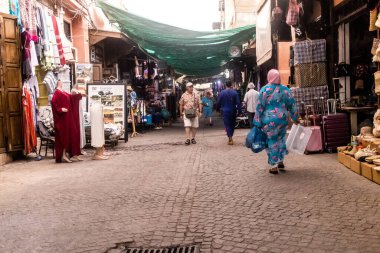 Marakeş, Fas - 24 Ağustos 2023 Marakeş çarşısını ziyaret eden insanlar, eski şehrin Medine 'sinde yer alan geleneksel Arap pazarları..