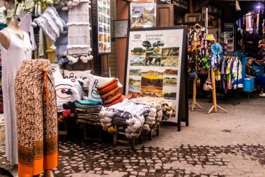 Marakeş, Fas - 23 Ağustos 2023 Medine 'de yer alan Marakeş çarşısı, kumaş, gıda ürünleri, makyaj ve daha birçok ürün sunan geleneksel Arap pazarlarıdır.