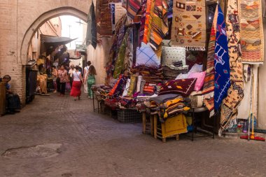 Marakeş, Fas - 23 Ağustos 2023 Medine 'de yer alan Marakeş çarşısı, kumaş, gıda ürünleri, makyaj ve daha birçok ürün sunan geleneksel Arap pazarlarıdır.