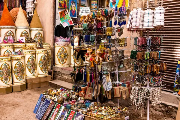 マラケシュ モロッコ 2023年8月23日 メディナに位置するマラケシュのスークは ファブリック メイクなどの製品のすべての種類を提供する伝統的なアラブ市場です — ストック写真
