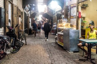 Marakeş, Fas - 24 Ağustos 2023 Marakeş çarşısını ziyaret eden insanlar, eski şehrin Medine 'sinde yer alan geleneksel Arap pazarları..