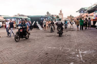 Marakeş, Fas - 24 Ağustos 2023 Marakeş çarşısını ziyaret eden insanlar, eski şehrin Medine 'sinde yer alan geleneksel Arap pazarları..