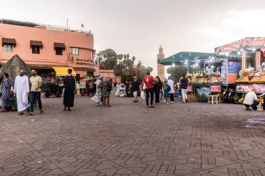 Marakeş, Fas - 24 Ağustos 2023 Marakeş çarşısını ziyaret eden insanlar, eski şehrin Medine 'sinde yer alan geleneksel Arap pazarları..