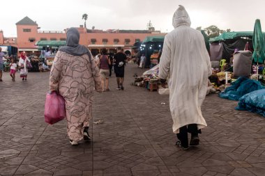 Marakeş, Fas - 24 Ağustos 2023 Marakeş çarşısını ziyaret eden insanlar, eski şehrin Medine 'sinde yer alan geleneksel Arap pazarları..