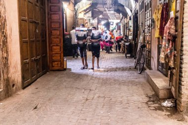 Marakeş, Fas - 24 Ağustos 2023 Marakeş çarşısını ziyaret eden insanlar, eski şehrin Medine 'sinde yer alan geleneksel Arap pazarları..
