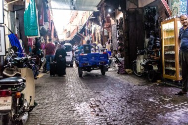 Marakeş, Fas - 23 Ağustos 2023 Medine 'de yer alan Marakeş çarşısı, kumaş, gıda ürünleri, makyaj ve daha birçok ürün sunan geleneksel Arap pazarlarıdır.