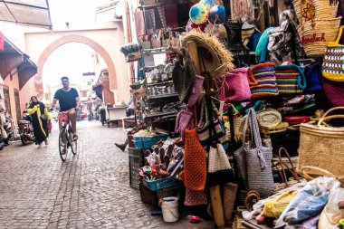 Marakeş, Fas - 23 Ağustos 2023 Medine 'de yer alan Marakeş çarşısı, kumaş, gıda ürünleri, makyaj ve daha birçok ürün sunan geleneksel Arap pazarlarıdır.