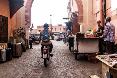 Marakeş, Fas - 23 Ağustos 2023 Medine 'de yer alan Marakeş çarşısı, kumaş, gıda ürünleri, makyaj ve daha birçok ürün sunan geleneksel Arap pazarlarıdır.