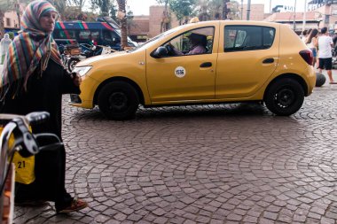 Marakeş, Fas - 27 Ağustos 2023 Marakeş sokaklarında araba sürüyor. Şehrin dar, dolambaçlı bir Arap yerleşimi var. Tipik doğu şehirleri..