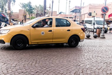 Marakeş, Fas - 27 Ağustos 2023 Marakeş sokaklarında araba sürüyor. Şehrin dar, dolambaçlı bir Arap yerleşimi var. Tipik doğu şehirleri..