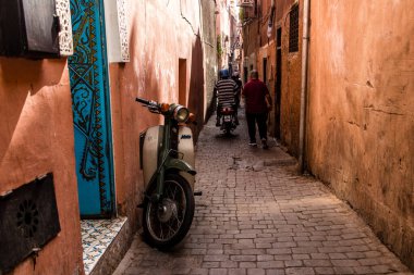 Marakeş, Fas - 25 Ağustos 2023 Marakeş Medina, ortaçağ mahallesi, sokaklar ve mimari. Şehrin dar, dolambaçlı bir Arap yerleşimi var. Tipik doğu şehirleri..