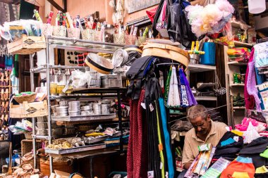 Marakeş, Fas - 23 Ağustos 2023 Medine 'de yer alan Marakeş çarşısı, kumaş, gıda ürünleri, makyaj ve daha birçok ürün sunan geleneksel Arap pazarlarıdır.