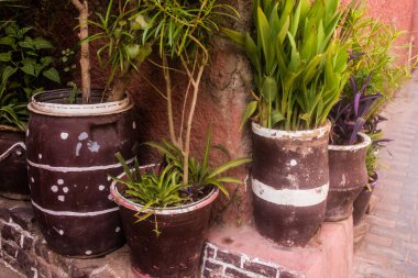 Marakeş, Fas - 25 Ağustos 2023 Marakeş Medina, ortaçağ mahallesi, sokaklar ve mimari. Şehrin dar, dolambaçlı bir Arap yerleşimi var. Tipik doğu şehirleri..