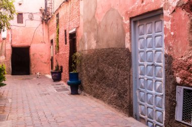 Marakeş, Fas - 25 Ağustos 2023 Marakeş Medina, ortaçağ mahallesi, sokaklar ve mimari. Şehrin dar, dolambaçlı bir Arap yerleşimi var. Tipik doğu şehirleri..