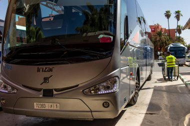 Marakeş, Fas - 28 Ağustos 2023 Marakeş ve Agadir arasında Supratours otobüsüyle seyahat eden insanlar. Fiyatı ucuz ve servis mükemmel..