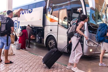 Marakeş, Fas - 28 Ağustos 2023 Marakeş ve Agadir arasında Supratours otobüsüyle seyahat eden insanlar. Fiyatı ucuz ve servis mükemmel..