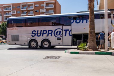 Marakeş, Fas - 28 Ağustos 2023 Marakeş ve Agadir arasında Supratours otobüsüyle seyahat eden insanlar. Fiyatı ucuz ve servis mükemmel..
