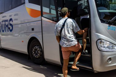 Marakeş, Fas - 28 Ağustos 2023 Marakeş ve Agadir arasında Supratours otobüsüyle seyahat eden insanlar. Fiyatı ucuz ve servis mükemmel..