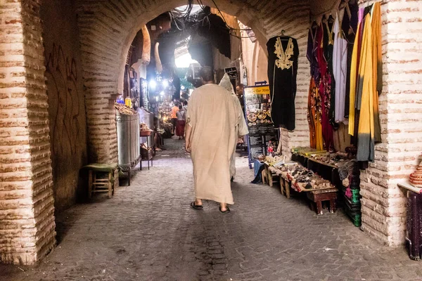 摩洛哥马拉喀什 2023年8月24日人们参观摩洛哥马拉喀什南部 这是一个传统的阿拉伯市场 提供各种产品 位于旧城的中心地带 — 图库照片