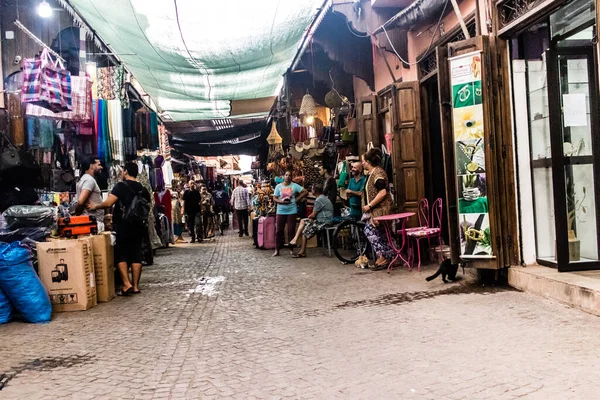 摩洛哥马拉喀什2023年8月23日马拉喀什市位于中东的马拉喀什市 是传统的阿拉伯市场 提供各种产品 如面料 化妆品等 — 图库照片