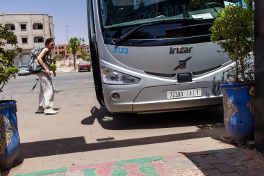 Marakeş, Fas - 28 Ağustos 2023 Marakeş ve Agadir arasında Supratours otobüsüyle seyahat eden insanlar. Fiyatı ucuz ve servis mükemmel..