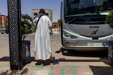 Marakeş, Fas - 28 Ağustos 2023 Marakeş ve Agadir arasında Supratours otobüsüyle seyahat eden insanlar. Fiyatı ucuz ve servis mükemmel..