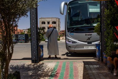 Marakeş, Fas - 28 Ağustos 2023 Marakeş ve Agadir arasında Supratours otobüsüyle seyahat eden insanlar. Fiyatı ucuz ve servis mükemmel..