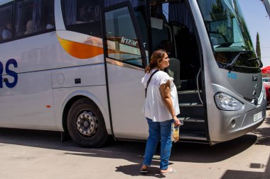 Marakeş, Fas - 28 Ağustos 2023 Marakeş ve Agadir arasında Supratours otobüsüyle seyahat eden insanlar. Fiyatı ucuz ve servis mükemmel..