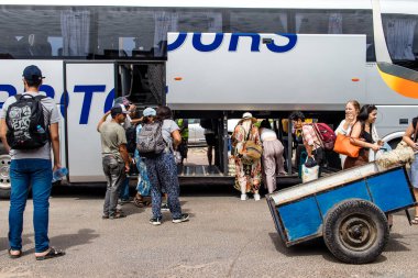 Marakeş, Fas - 28 Ağustos 2023 Marakeş ve Agadir arasında Supratours otobüsüyle seyahat eden insanlar. Fiyatı ucuz ve servis mükemmel..