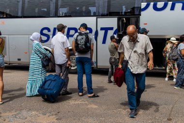 Marakeş, Fas - 28 Ağustos 2023 Marakeş ve Agadir arasında Supratours otobüsüyle seyahat eden insanlar. Fiyatı ucuz ve servis mükemmel..