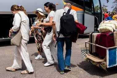 Marakeş, Fas - 28 Ağustos 2023 Marakeş ve Agadir arasında Supratours otobüsüyle seyahat eden insanlar. Fiyatı ucuz ve servis mükemmel..