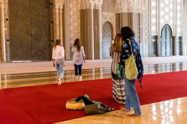 Casablanca, Fas - 17 Ağustos 2023 Kazablanka 'daki Hassan II Camii' ni ziyaret eden turistler. Kısmen deniz üzerine inşa edilmiş, bir dini kültür kompleksi ve gezegendeki en büyük camilerden biri..