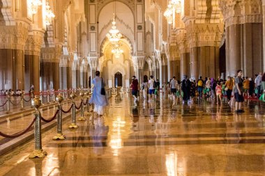 Casablanca, Fas - 17 Ağustos 2023 Kazablanka 'daki Hassan II Camii' ni ziyaret eden turistler. Kısmen deniz üzerine inşa edilmiş, bir dini kültür kompleksi ve gezegendeki en büyük camilerden biri..