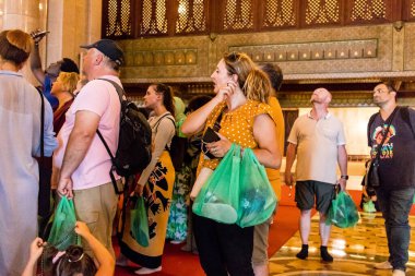 Casablanca, Fas - 17 Ağustos 2023 Kazablanka 'daki Hassan II Camii' ni ziyaret eden turistler. Kısmen deniz üzerine inşa edilmiş, bir dini kültür kompleksi ve gezegendeki en büyük camilerden biri..