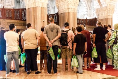 Casablanca, Fas - 17 Ağustos 2023 Kazablanka 'daki Hassan II Camii' ni ziyaret eden turistler. Kısmen deniz üzerine inşa edilmiş, bir dini kültür kompleksi ve gezegendeki en büyük camilerden biri..