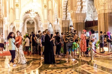 Casablanca, Fas - 17 Ağustos 2023 Kazablanka 'daki Hassan II Camii' ni ziyaret eden turistler. Kısmen deniz üzerine inşa edilmiş, bir dini kültür kompleksi ve gezegendeki en büyük camilerden biri..