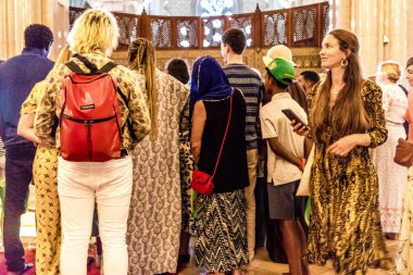 Casablanca, Fas - 17 Ağustos 2023 Kazablanka 'daki Hassan II Camii' ni ziyaret eden turistler. Kısmen deniz üzerine inşa edilmiş, bir dini kültür kompleksi ve gezegendeki en büyük camilerden biri..