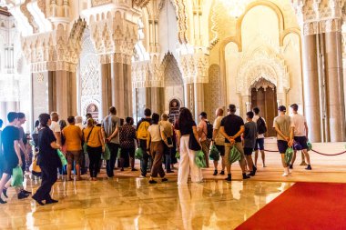 Casablanca, Fas - 17 Ağustos 2023 Kazablanka 'daki Hassan II Camii' ni ziyaret eden turistler. Kısmen deniz üzerine inşa edilmiş, bir dini kültür kompleksi ve gezegendeki en büyük camilerden biri..