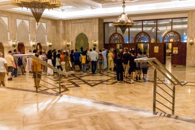 Casablanca, Fas - 17 Ağustos 2023 Kazablanka 'daki Hassan II Camii' ni ziyaret eden turistler. Kısmen deniz üzerine inşa edilmiş, bir dini kültür kompleksi ve gezegendeki en büyük camilerden biri..