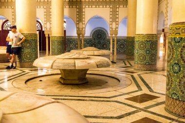 Casablanca, Fas - 17 Ağustos 2023 Kazablanka 'daki Hassan II Camii' ni ziyaret eden turistler. Kısmen deniz üzerine inşa edilmiş, bir dini kültür kompleksi ve gezegendeki en büyük camilerden biri..