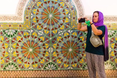Casablanca, Fas - 17 Ağustos 2023 Kazablanka 'daki Hassan II Camii' ni ziyaret eden turistler. Kısmen deniz üzerine inşa edilmiş, bir dini kültür kompleksi ve gezegendeki en büyük camilerden biri..