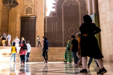 Casablanca, Fas - 17 Ağustos 2023 Kazablanka 'daki Hassan II Camii' ni ziyaret eden turistler. Kısmen deniz üzerine inşa edilmiş, bir dini kültür kompleksi ve gezegendeki en büyük camilerden biri..