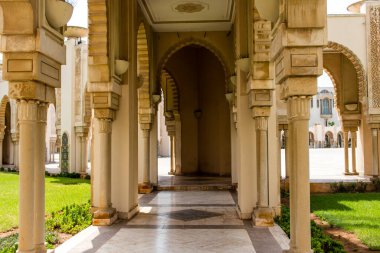 Casablanca, Fas - 17 Ağustos 2023 Hasan II Camii Casablanca 'da bulunan bir camidir. Kısmen deniz üzerine inşa edilmiş, dinsel bir kültür kompleksi ve gezegenin en büyük camilerinden biridir..