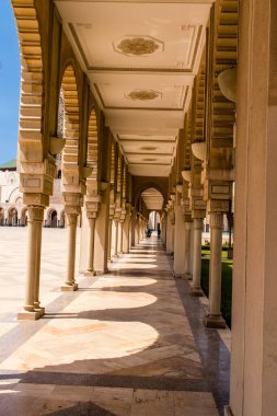 Casablanca, Fas - 17 Ağustos 2023 Hasan II Camii Casablanca 'da bulunan bir camidir. Kısmen deniz üzerine inşa edilmiş, dinsel bir kültür kompleksi ve gezegenin en büyük camilerinden biridir..