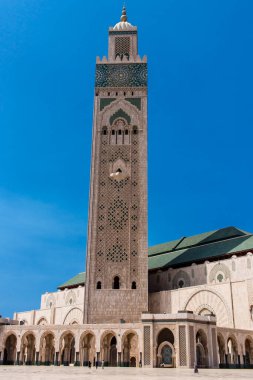 Casablanca, Fas - 17 Ağustos 2023 Hasan II Camii Casablanca 'da bulunan bir camidir. Kısmen deniz üzerine inşa edilmiş, dinsel bir kültür kompleksi ve gezegenin en büyük camilerinden biridir..
