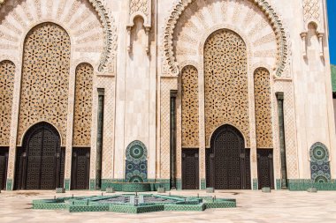 Casablanca, Fas - 17 Ağustos 2023 Hasan II Camii Casablanca 'da bulunan bir camidir. Kısmen deniz üzerine inşa edilmiş, dinsel bir kültür kompleksi ve gezegenin en büyük camilerinden biridir..