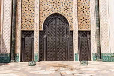 Casablanca, Fas - 17 Ağustos 2023 Hasan II Camii Casablanca 'da bulunan bir camidir. Kısmen deniz üzerine inşa edilmiş, dinsel bir kültür kompleksi ve gezegenin en büyük camilerinden biridir..