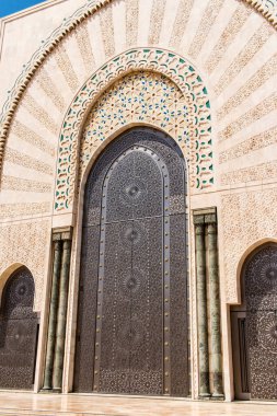 Casablanca, Fas - 17 Ağustos 2023 Hasan II Camii Casablanca 'da bulunan bir camidir. Kısmen deniz üzerine inşa edilmiş, dinsel bir kültür kompleksi ve gezegenin en büyük camilerinden biridir..