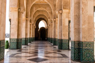 Casablanca, Fas - 17 Ağustos 2023 Hasan II Camii Casablanca 'da bulunan bir camidir. Kısmen deniz üzerine inşa edilmiş, dinsel bir kültür kompleksi ve gezegenin en büyük camilerinden biridir..