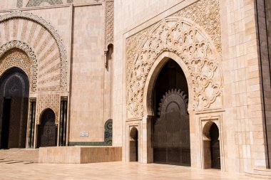 Casablanca, Fas - 17 Ağustos 2023 Hasan II Camii Casablanca 'da bulunan bir camidir. Kısmen deniz üzerine inşa edilmiş, dinsel bir kültür kompleksi ve gezegenin en büyük camilerinden biridir..
